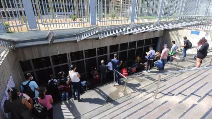 Quem tenta embarcar no metrô de Belo Horizonte em horários de pico encontra as estções fechadas (foto: Leandro Couri/EM/D.A Press)