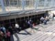 Quem tenta embarcar no metrô de Belo Horizonte em horários de pico encontra as estções fechadas (foto: Leandro Couri/EM/D.A Press)