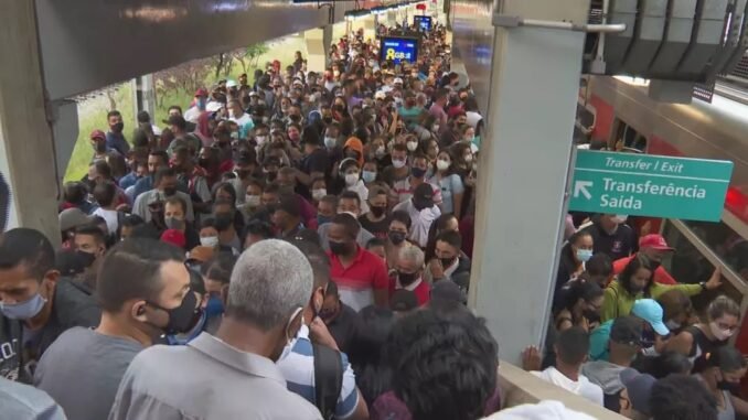 Aglomeração e revolta de passageiros por conta de nova manhã de falhas nos trens das linhas 8 e 9 na última semana. — Foto: Reprodução/TV Globo