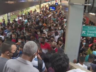 Aglomeração e revolta de passageiros por conta de nova manhã de falhas nos trens das linhas 8 e 9 — Foto: Reprodução/TV Globo