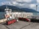 Caminhões com gado chegam ao navio libanês Queensland no porto de São Sebastião, litoral de São Paulo - Diego Padgurschi/ Folhapress