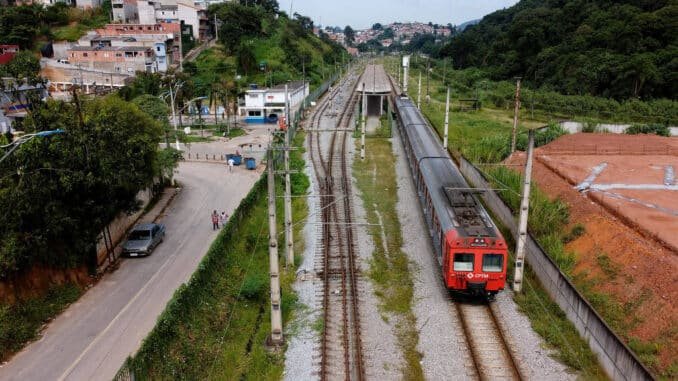 Trem na estação Amador Bueno, da linha 8-diamante; sequência de falhas provocou a abertura de dois inquéritos no Ministério Público - Rivaldo Gomes - 2.mar.20/Folhapress