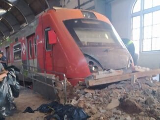 Trem que se acidentou na estação Júlio Prestes, da linha 8-diamante em março; concessionária disse que foi falha humana e demitiu operador - São Paulo Sobre Trilhos no Twit