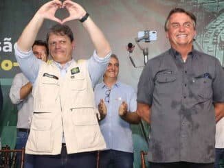 Presidente Jair Bolsonaro e o então ministro de Infraestrutura, Tarcísio de Freitas, durante cerimônia que marca o início do novo contrato de concessão da rodovia Dutra e Rio-Santos - Clauber Cleber Caetano - 4.mar.22/Presidência da República