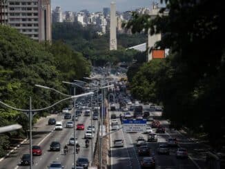 Um dos principais corredores da cidade, Avenida 23 de Maio voltou a registrar tráfego intenso após flexibilização das medidas anticovid Foto: FELIPE RAU/ESTADAO