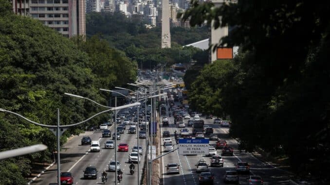 Um dos principais corredores da cidade, Avenida 23 de Maio voltou a registrar tráfego intenso após flexibilização das medidas anticovid Foto: FELIPE RAU/ESTADAO