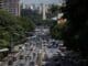 Um dos principais corredores da cidade, Avenida 23 de Maio voltou a registrar tráfego intenso após flexibilização das medidas anticovid Foto: FELIPE RAU/ESTADAO