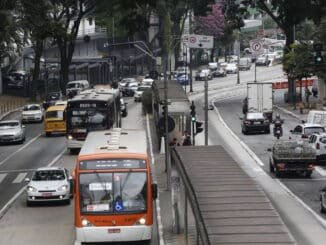 Táxi e ônibus dividem corredores avenida Nove de Julho, em São Paulo - Joel Silva - 10.ago.2016/Folhapress