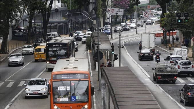 Táxi e ônibus dividem corredores avenida Nove de Julho, em São Paulo - Joel Silva - 10.ago.2016/Folhapress