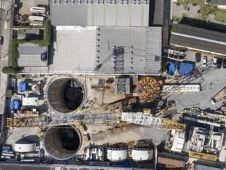 Vista aérea das obras da linha 6 do metrô, na marginal Tiete, próximo da ponte Freguesia do Ó, onde ocorreu um acidente com tuneladora em fevereiro; túneis foram limpos, segundo consórcio, e tatuzões estão sendo consertados; na imagem é possível ver roda de corte do tatuzão (em laranja) - Eduardo Knapp/Folhapress