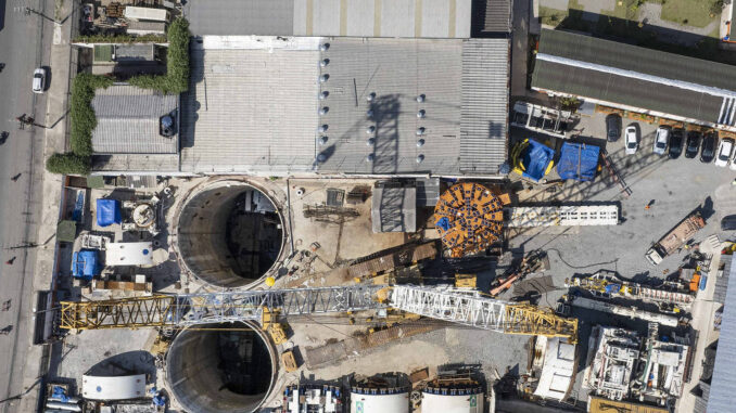 Vista aérea das obras da linha 6 do metrô, na marginal Tiete, próximo da ponte Freguesia do Ó, onde ocorreu um acidente com tuneladora em fevereiro; túneis foram limpos, segundo consórcio, e tatuzões estão sendo consertados; na imagem é possível ver roda de corte do tatuzão (em laranja) - Eduardo Knapp/Folhapress