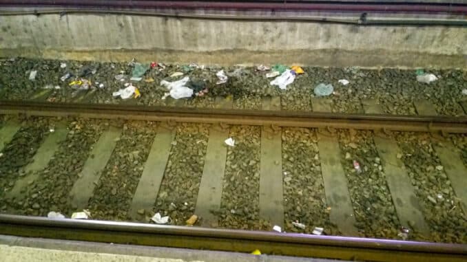 Lixo nas vias da estação Júlio Prestes (Jean Carlos)