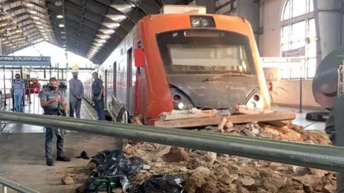 Trem colide com barreira de proteção na estação Júlio Prestes Reprodução/Arquivo Pessoal/Band/Veja SP