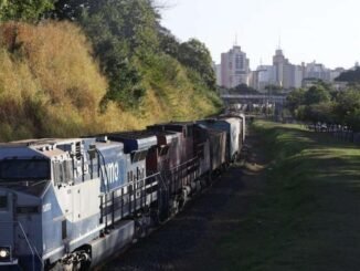 Composição da Rumo passa pelo perímetro urbano de Rio Preto, perto da Represa Municipal (Johnny Torres 19/6/2020)