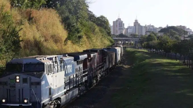 Composição da Rumo passa pelo perímetro urbano de Rio Preto, perto da Represa Municipal (Johnny Torres 19/6/2020)