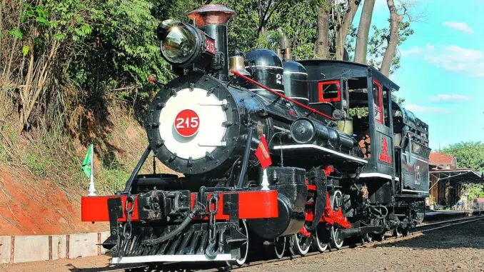 As duas locomotivas que puxam os vagões estão completando 110 anos (Ricardo Lima)