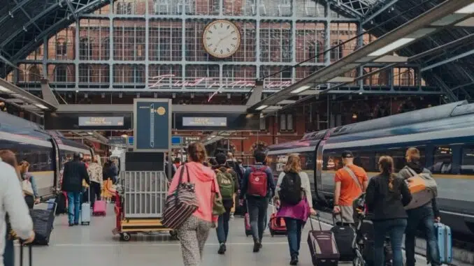 Plataforma recebe trens da Eurostar na estação St. Pancras, em Londres: ligação inédita e simplificada com a Alemanha estará em funcionamento em breve Imagem: Alena Kravchenko/Getty Images