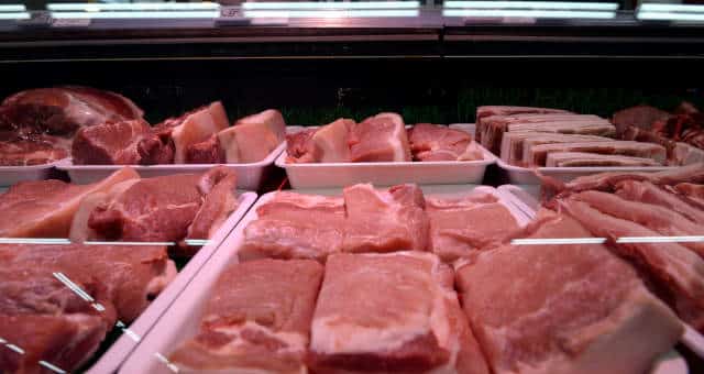Indústria de carne suína de SC seria a mais beneficiada por ferrovia com Paraná (Imagem: REUTERS/Tingshu Wang)
