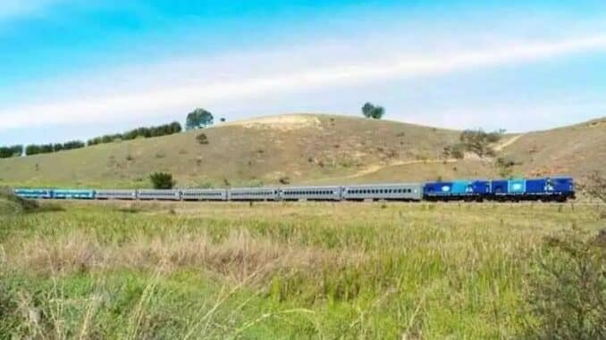 trem-com-vagoes-passando-no-meio-de-uma-plantacao_1_36487 Inicialmente, o Trem Rio-Minas realizará viagens aos sábados, domingos e feriados (foto: oscip/divulgação)