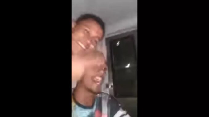 Homens grava vídeo dentro de cabine de trem da Supervia — Foto: Reprodução