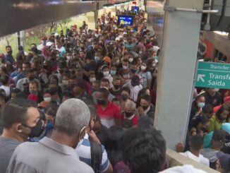 Aglomeração e revolta de passageiros por conta de falhas nos trens das linhas 8 e 9 — Foto: Reprodução/TV Globo