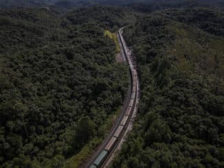 Trem da ALL, atual Rumo Logística, passando pela malha da MRS, próximo da Estação Evangelista de Souza, no bairro Emburá, extremo sul da cidade de São Paulo. Ministério da Infraestrutura defende viabilidade e trabalha para fazer leilão ainda em 2021 da chamada "Ferrogrão" - Eduardo Anizelli - 13.mai.2021/Folhapress