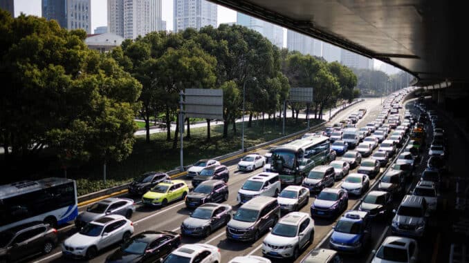 Carros parados em trânsito de Xangai, na China - Aly Song - 10.mar.2021/Reuters