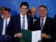 Marcelo Sampaio, ministro da Infraestrutura, e o presidente Jair Bolsonaro na cerimônia de despedida dos ministros que deixaram o governo para concorrerem às eleições, no Palácio do Planalto - Pedro Ladeira - 31.mar.22/Folhapress
