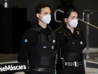 Seguranças do metrô com câmeras acopladas no uniformes; dispositivo também será utilizado pela CPTM - Divulgação - 31.jul.20/Governo de São Paulo