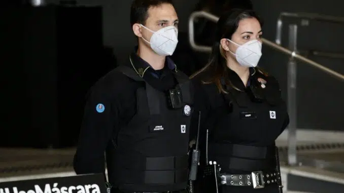 Seguranças do metrô com câmeras acopladas no uniformes; dispositivo também será utilizado pela CPTM - Divulgação - 31.jul.20/Governo de São Paulo