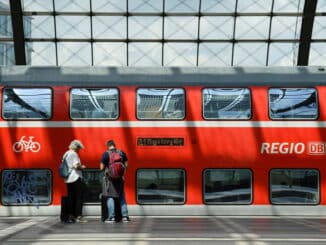 Pessoas em frente a plataforma de trem em Berlim - Annegret Hilse - 1°.jun.2022/Reuters