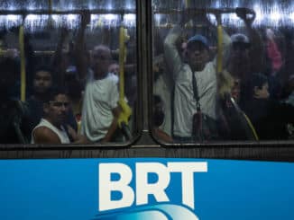 Passageiros em veículo do BRT na zona oeste do Rio Tércio Teixeira/Folhapress