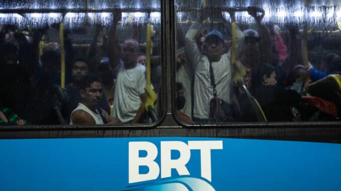 Passageiros em veículo do BRT na zona oeste do Rio Tércio Teixeira/Folhapress