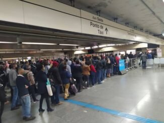 Filas se formam na manhã desta terça-feira nas catracas de acesso ao metrô Corinthians-Itaquera Foto: Italo Lo Re/Estadão
