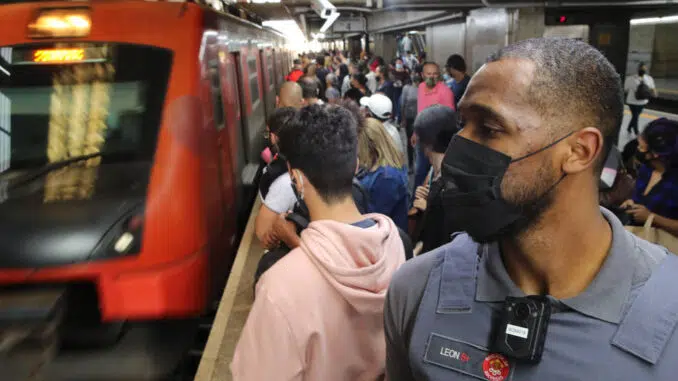Agente de segurança com câmera acoplada ao seu uniforme na plataforma da linha 8 da estação de trens da Barra Funda Foto: DANIEL TEIXEIRA / ESTADÃO