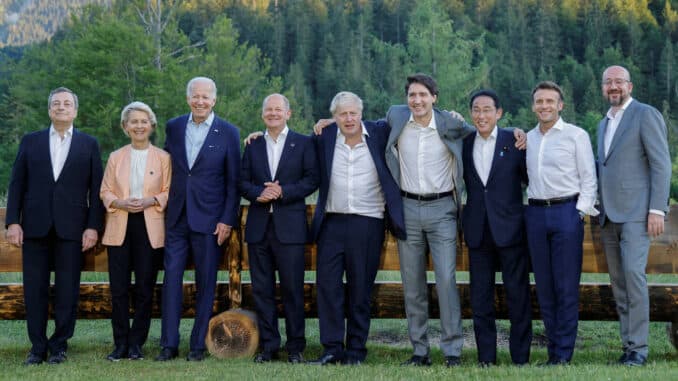 Líderes do G7, da esquerda para a direita: Mario Draghi, primeiro-ministro da Itália; Ursula von der Leyen, presidente da Comissão Europeia; Joe Biden, presidente dos EUA; Olaf Scholz, chanceler alemão; Boris Johnson, primeiro-ministro britânico; Justin Trudeau, pirmeiro-ministro do Canadá; Fumio Kishida, primeiro-ministro do Japão; Emmanuel Macron, presidente da França; e Charles Michel, presidente do Conselho Europeu - Markus Schreiber/Reuters