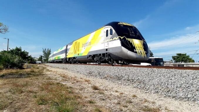 Trem da Brightline, ferrovia que ligará Miami a Orlando no começo de 2023 Reprodução / Wikimedia Commons