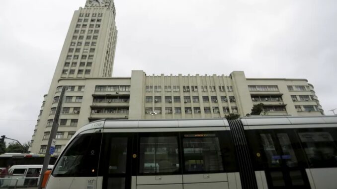 Linha 3 do VLT, que liga a Central do Brasil à Praça XV, foi uma das que parou temporariamente nesta quinta-feira (9) — Foto: Gabriel de Paiva/Agência O Globo
