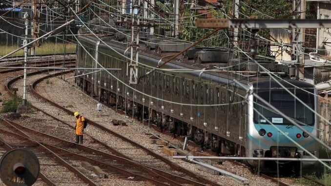 Problemas nos trens acarretam transtornos diários aos usuários — Foto: Agência O Globo