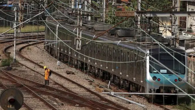 Problemas nos trens acarretam transtornos diários aos usuários — Foto: Agência O Globo