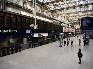 A estação de Waterloo quase vazia em dia de greve ferroviária em Londres BEN STANSALL/AFP
