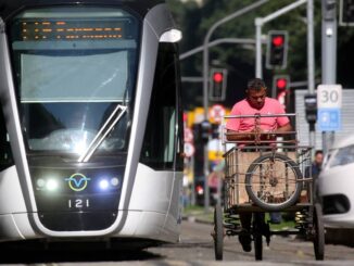RI Rio de janeiro (RJ) 20/06/2018. Mobilidade urbana. Comércio informal. Trecho da Avenida Rio Branco onde passa o VLT é ocupado por pedestres, bicicletas, treilers, fretes. burro sem rabo, carrocinhas e entregadores. Foto Custodio Coimbra Foto: Custódio Coimbra / Agência O Globo