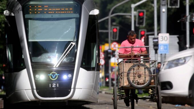 RI Rio de janeiro (RJ) 20/06/2018. Mobilidade urbana. Comércio informal. Trecho da Avenida Rio Branco onde passa o VLT é ocupado por pedestres, bicicletas, treilers, fretes. burro sem rabo, carrocinhas e entregadores. Foto Custodio Coimbra Foto: Custódio Coimbra / Agência O Globo