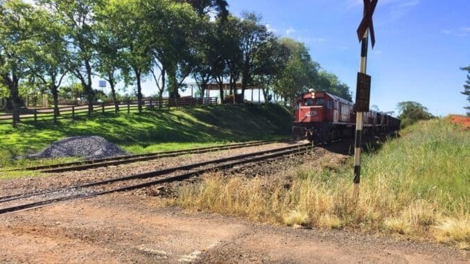 ABANDONO Ferrovia ficou por mais de uma década sem manutenção e está em situação precária. Foto: Divulgação