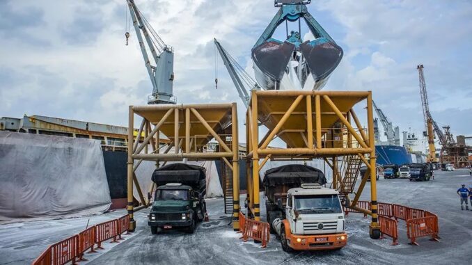Desembarque de fertilizantes no porto de Paranaguá (PR) — Foto: DIVULGAÇÃO