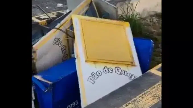 Barraca de pão de queijo foi jogada na via Reprodução
