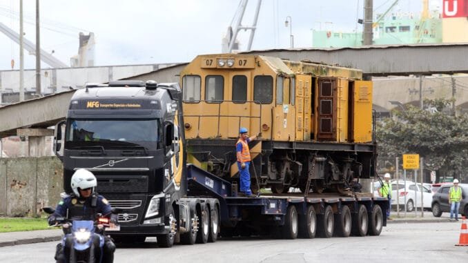 Locomotivas deixam a Portos do Paraná para serem restauradas e preservadas - Foto: Claudio Neves/Portos do Paraná