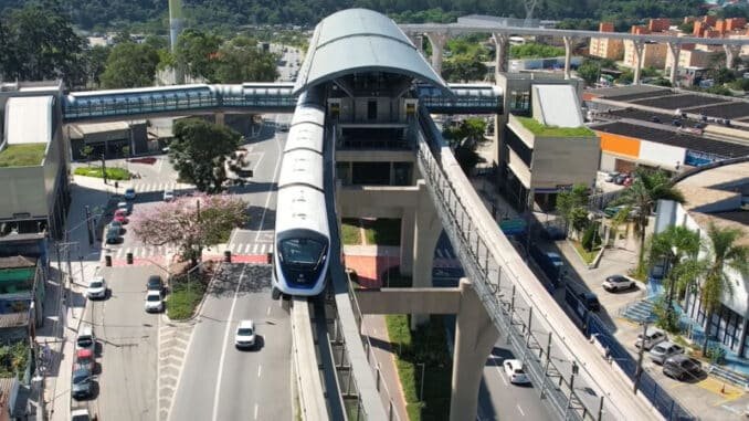 Trem Innovia 300 chega à estação Jardim Colonial (iTechdrones)