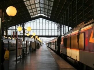 Trens na plataforma da Gare du Nord, em Paris: ligação da capital francesa à alemã deverá ser iniciada já em 2023 Imagem: thehague/Getty Images/iStockphoto