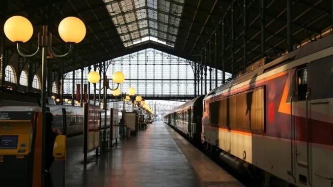 Trens na plataforma da Gare du Nord, em Paris: ligação da capital francesa à alemã deverá ser iniciada já em 2023 Imagem: thehague/Getty Images/iStockphoto